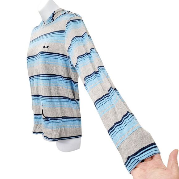 2/$20 Oakley Blue & Grey Hoodie Top Size: Small - Picture 7 of 11